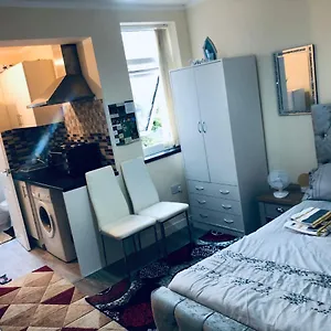 Self-contained Studio Flat Bathrooms Kitchens Upgrade Locations To Centre 15 Minutes Walking Distance Universities Queen Hospitals Hospitals , Nottingham United Kingdom